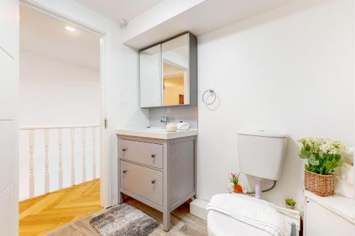 a bathroom with a sink and a mirror at Park Lane Apartments Harrowby street in London