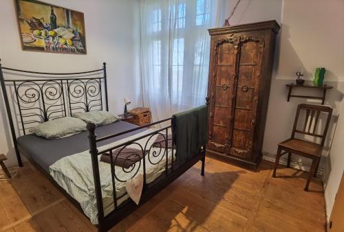1 dormitorio con cama negra y vestidor en Dom Pracy Twórczej Muchomorek, en Pieszyce