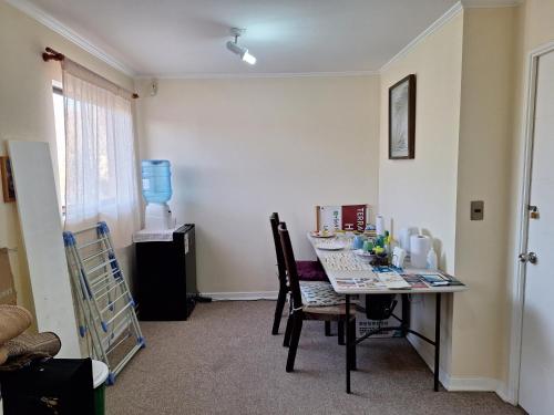 - une salle à manger avec une table et des chaises dans l'établissement Hospedaje casa Terracota, à La Serena