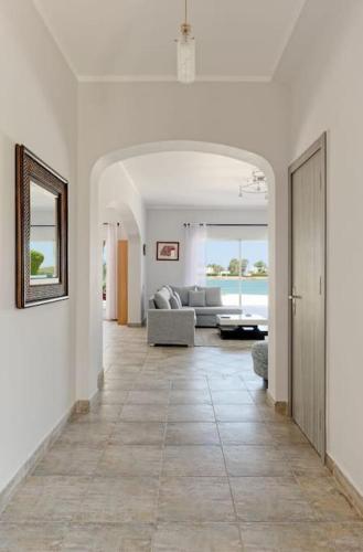Χώρος καθιστικού στο White Villa with open lagoon view