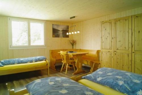 Ferienwohnung, Ferienhof Wald - b48545 في Goldingen: غرفة مع طاولة وغرفة طعام