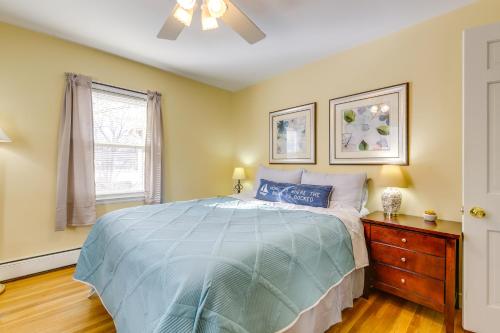 um quarto com uma cama, uma cómoda e uma janela em Worcester Home on Indian Lake with Shared Boat Dock! em Worcester