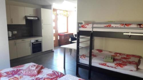 une chambre avec deux lits superposés et une cuisine dans l'établissement Studio im Bauernhaus 4 Pers - b48568, à Chardonne