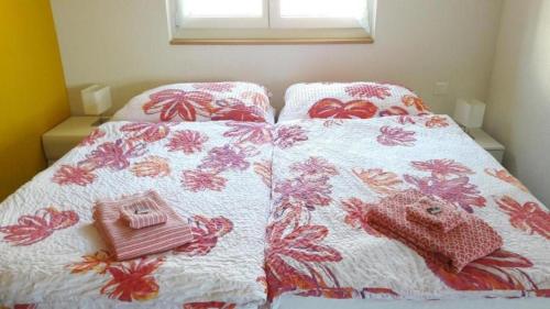een bed met een deken met een handtas erop bij Studio im Bauernhaus 4 Pers - b48568 in Chardonne