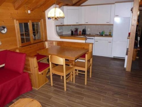 cocina y comedor con mesa y sillas en Chalet Kiefer - b48527, en Grindelwald