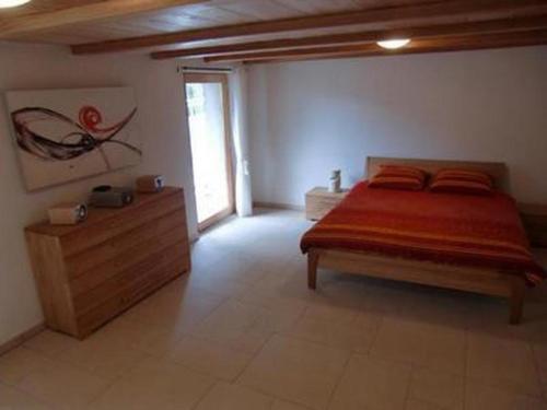 1 dormitorio con 1 cama con manta roja en Casa Isabella - b48559 en Peccia