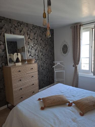 1 dormitorio con cama, tocador y espejo en Atypique Saumur 80 m2 joli appartement 2 à 7 pers familial rénové entier 3 chambres hyper centre, en Saumur