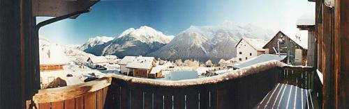 un balcón con vistas a una montaña nevada en Curtin Sot 15a - b48538 en Sent