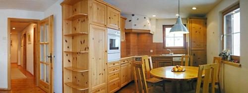 une cuisine avec des placards en bois et une table en bois dans l'établissement Curtin Sot 15a - b48538, à Sent