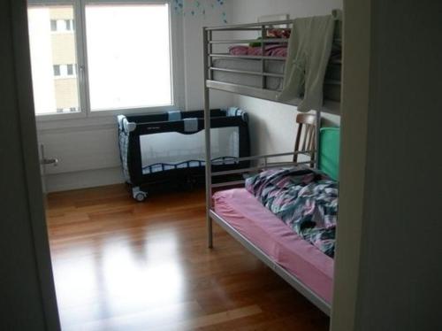 Zimmer mit Etagenbett und Fenster in der Unterkunft modern eingerichtete Ferienwohnung in Andermatt - b48523 in Andermatt