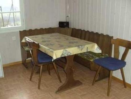 einem Tisch mit zwei Stühlen und einem Tisch mit in der Unterkunft Studio Britschgi-Frunz - b48556 in Sarnen