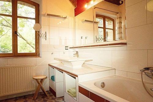 y baño con lavabo y bañera. en Wohnung in Haselberg mit Großem Garten - b48515, en Wriezen