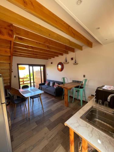 Il dispose d'une cuisine et d'un salon avec un canapé et une table. dans l'établissement Loft Cutipay Alto, à Valdivia