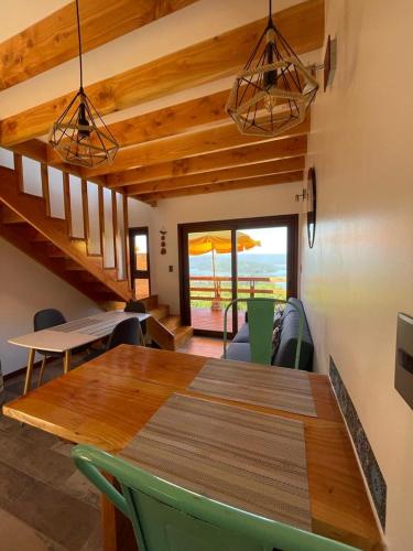 - une salle à manger avec une table et une vue sur l'océan dans l'établissement Loft Cutipay Alto, à Valdivia