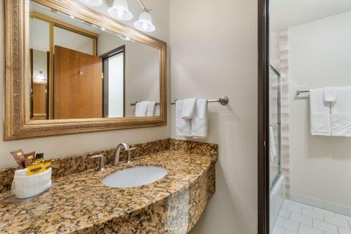 Ένα μπάνιο στο Best Western Plus Monterey Inn