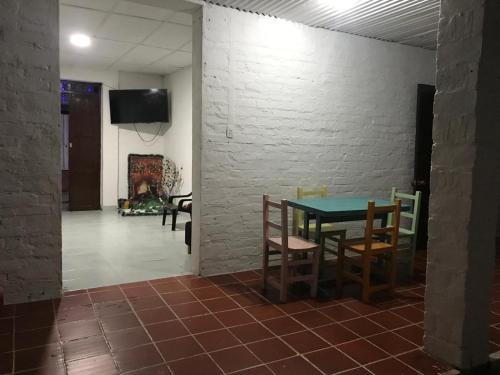 um quarto com uma mesa e cadeiras e uma televisão em CASA HOSTAL GUADALUPE em Guadalupe