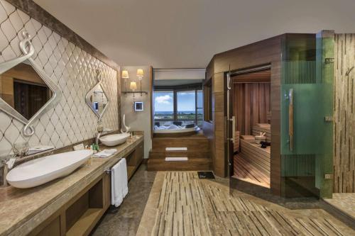 Koupelna v ubytování Hilton Dalaman Sarigerme Resort & Spa