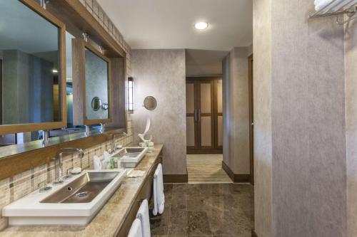 Koupelna v ubytování Hilton Dalaman Sarigerme Resort & Spa