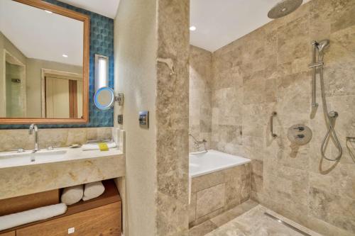 Koupelna v ubytování Hilton Dalaman Sarigerme Resort & Spa
