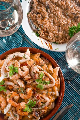 a bowl of shrimp pasta and a plate of rice at Pousada dos Gravatás in Búzios
