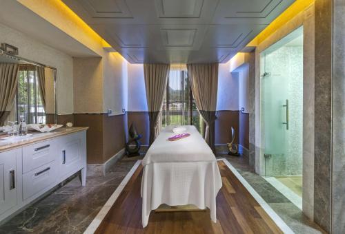 Koupelna v ubytování Hilton Dalaman Sarigerme Resort & Spa