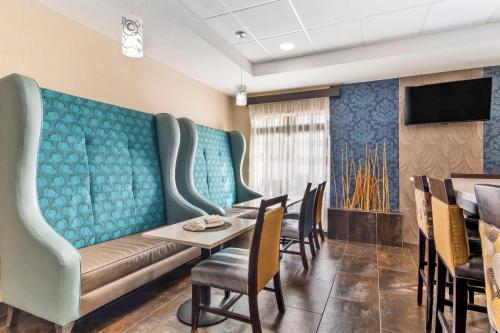 TV a/nebo společenská místnost v ubytování Best Western Plus Fairburn Atlanta Southwest