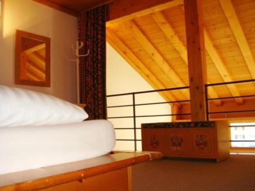 マローヤにあるCasa Capricorn Nr 22 - b48498の木製の天井の客室のベッド1台分です。