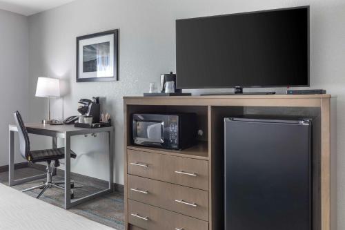TV a/nebo společenská místnost v ubytování Best Western Plus Stephenville Inn