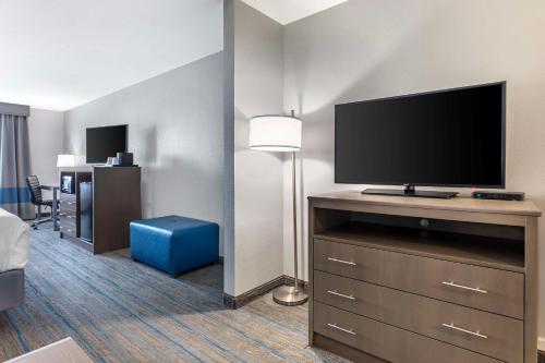 TV a/nebo společenská místnost v ubytování Best Western Plus Stephenville Inn