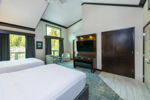 Кровать или кровати в номере Charltons Banff