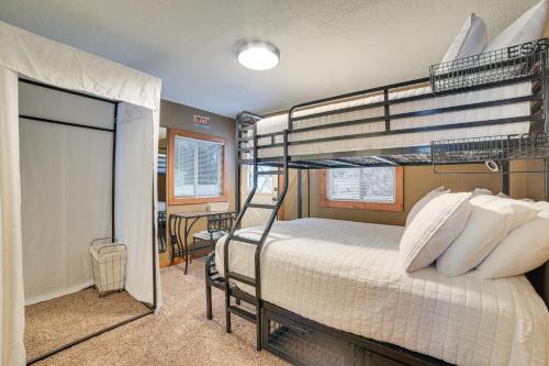 een slaapkamer met twee stapelbedden en een bureau bij Roscommon Cabin, Walk to Higgins Lake in Roscommon