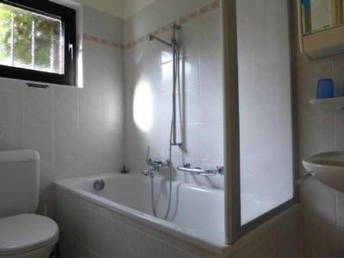 ein Badezimmer mit einer Badewanne, einem WC und einem Waschbecken in der Unterkunft Casa Adelizia - Erdgeschoss - b48561 in Ascona