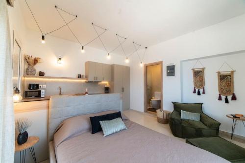 1 dormitorio con 1 cama grande y cocina en Manifesto Apartment I en Kalymnos