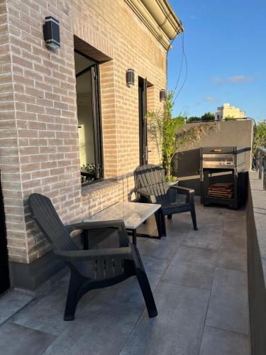 布宜諾斯艾利斯的住宿－4919 SOHO LIVE - Palermo Soho Apartments，庭院里设有两把椅子和一张桌子