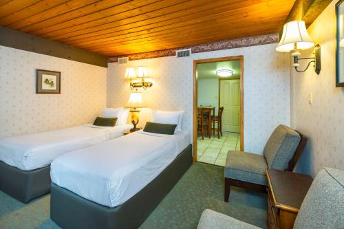 Кровать или кровати в номере Charltons Banff