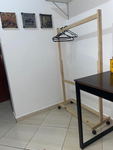 a room with a desk and a shelf at Quarto para casal com banheiro individual exclusivo para o hóspede em apartamento compartilhado in Alfenas