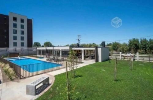 a large yard with a swimming pool and a building at Espectacular Depto. 2B+1B in Los Ángeles