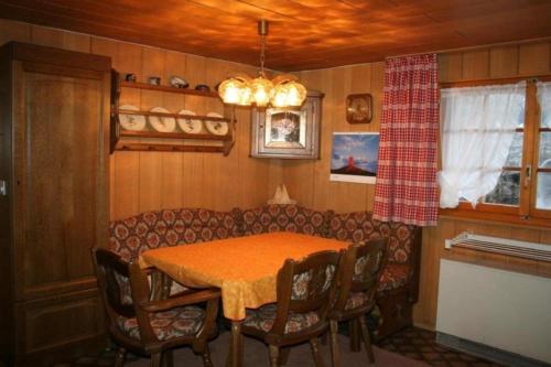 蘇斯坦的住宿－Chalet Oase Untere Wohnung - b48610，一间带桌子和沙发的用餐室