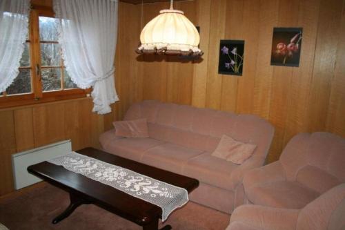 蘇斯坦的住宿－Chalet Oase Untere Wohnung - b48610，客厅配有沙发和桌子