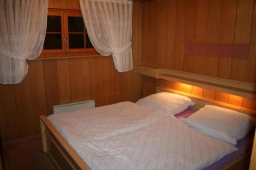 蘇斯坦的住宿－Chalet Oase Untere Wohnung - b48610，一间卧室配有一张光线充足的床