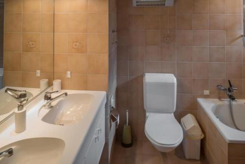 een badkamer met een wastafel en een toilet bij Casa Marianne - b48614 in Flims