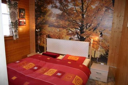 um quarto com uma cama com um quadro na parede em Chalet Oase Obere Wohnung - b48609 em Susten