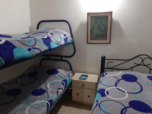 1 dormitorio con 2 literas y una foto en la pared en Valle lanceros Melgar en Melgar