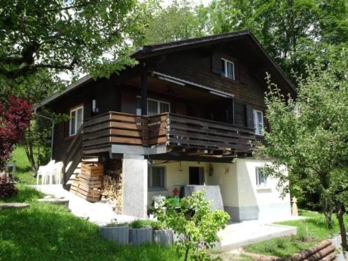 uma casa de madeira com um alpendre e uma varanda em Ferienhaus Luegisland - b48622 em Giswil