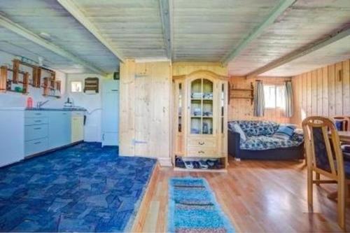 eine Küche und ein Wohnzimmer mit einem Sofa in der Unterkunft "Hüttli" neben dem Bauernhof Fendrig - b48572 in Haslen