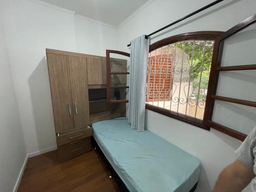 a small room with a window with a bench next to it at Coliving Brooklin e Chácara Santo Antonio in Sao Paulo