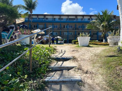 um grupo de escadas em frente a um edifício em Praia dos Carneiros apart beira-mar em Tamandaré