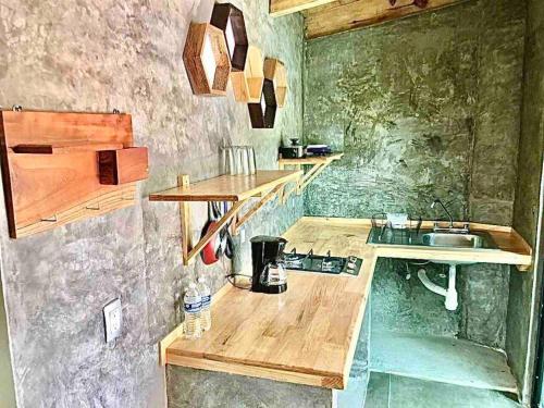 una cocina con encimera y fregadero. en Cabaña Roble, en San Cristóbal de Las Casas