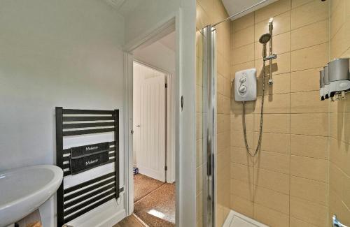 y baño con lavabo y ducha. en Beautiful Cottage Short Walk To Porth Beach, en Newquay