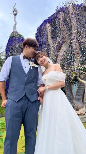 a bride and groom standing next to each other at Phoenix 1F 鳳凰城堡1Ｆ場地出租 in Chenggong